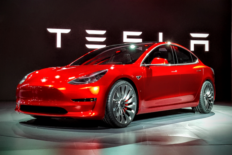Tesla mobil listrik